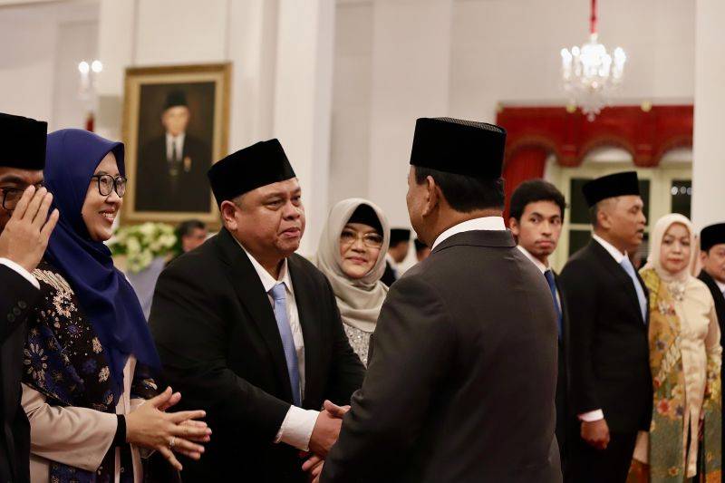 Presiden Republik Indonesia (RI) Prabowo Subianto memberikan ucapan selamat kepada Muhammad Yusuf Ateh yang dilantik sebagai Kepala Badan Pengawasan Keuangan dan Pembangunan (BPKP) di Istana Negara, Jakarta, Rabu (19/2/2025). ANTARA/HO-BPKP (Muhammad Baqir Idrus Alatas)