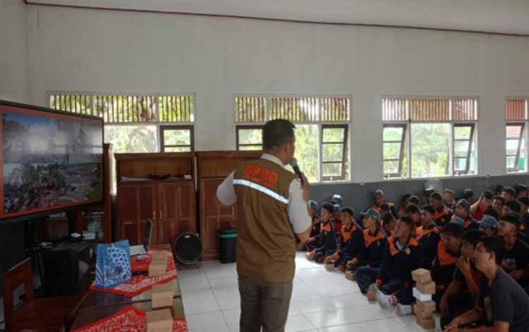 BPBD Kobar Sosialisasikan Kerawanan Bencana Kepada Pelajar SMKN 1 Pangkalan Lada