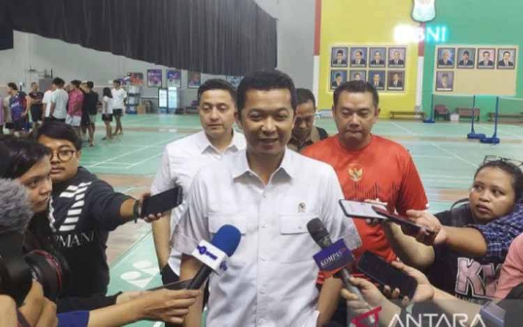 Wakil Ketua Umum PP PBSI Taufik Hidayat memberikan keterangan kepada media di Pelatnas PBSI Cipayung, Jakarta, Rabu (19/2/2025). (ANTARA/Muhammad Ramdan)