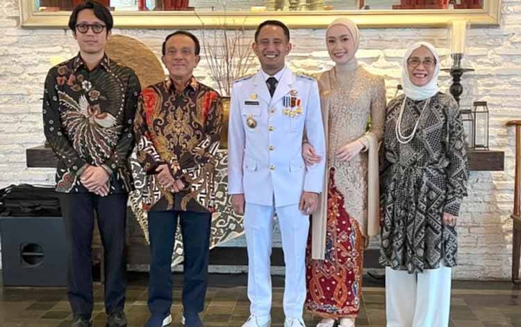 Okki Maulana saat berfoto dengan keluarga dan Wali Kota Palangka Raya Fairid Naparin. (FOTO: IST)