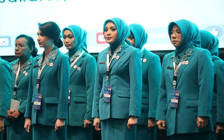Ketua TP-PKK/ TP Posyandu Provinsi Kalteng Aisyah Thisia Agustiar Sabran bersama Ketua TP-PKK/ TP Posyandu se-Indonesia dilantik secara resmi oleh Ketua Umum TP PKK dan Pembina Posyandu Tri Suswati Tito Karnavian. (FOTO:ASEP/RIZALDI)