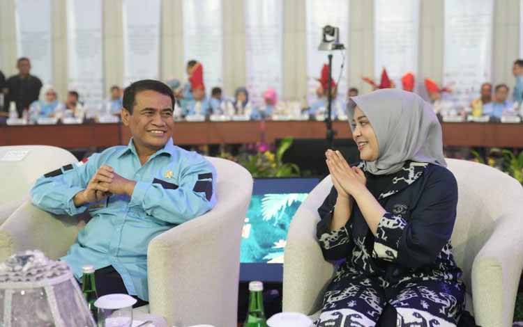 Mentan Andi Amran Sulaiman berbincang bersama Wagub Sulsel Fatmawati Rusdi disela acara Sidang Himpuni di Makassar, Jumat,(21/2/2025).ANTARA/HO-Humas Pemprov Sulsel (1)