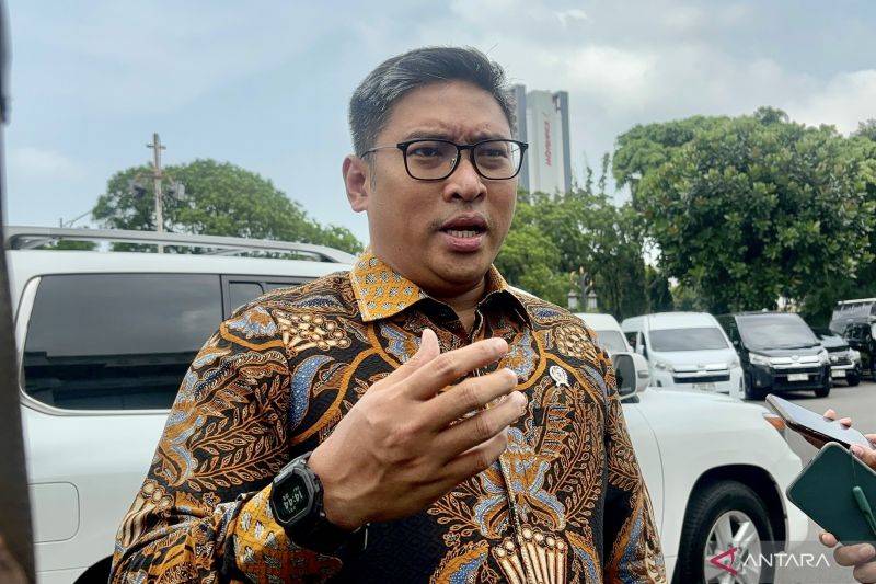 Wakil Menteri Pertanian Sudaryono menjawab pertanyaan wartawan selepas acara makan siang bersama antara Presiden Prabowo dan sejumlah menteri serta pejabat negara di Kompleks Istana Kepresidenan, Jakarta, Jumat (21/2/2025). ANTARA/Genta Tenri Mawangi.