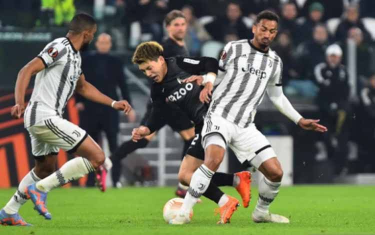 Arsip - Pesepak bola SC Freiburg Ritsu Doan (tengah) dalam laga leg pertama babak 16 besar Liga Europa, di Stadion Allianz Turin, Italia, Kamis (9/3/2023). ANTARA FOTO/Reuters-Massimo Pinca/hp.