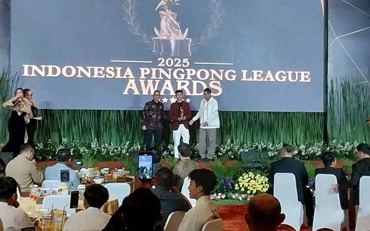 Salah satu atlet tenis meja Bima Abdi Negara menerima penghargaan sebagai Best Men's Elite Division dalam acara IPL Award 2025 di Balai Sudirman, Jakarta, Jumat (21/2/2025). (ANTARA/Aloysius Lewokeda)