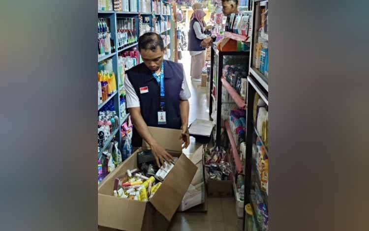 Staf BBPOM Palangka Raya saat melakukan intensifikasi di salah satu toko menjual produk kosmetik (FOTO: IST)