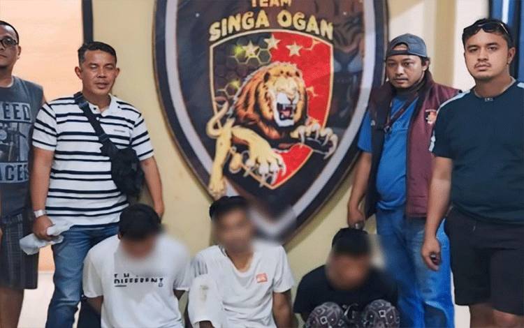 Tiga dari lima pelaku perampokan diamankan di Mapolres OKU. (ANTARA/Humas Polres OKU)
