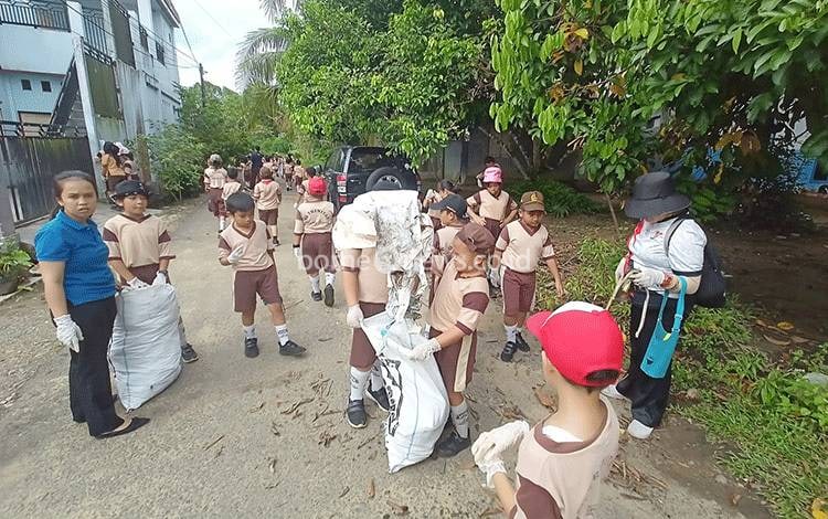 SDK Trinitas dan Bank Sampah Mentari Gelar Aksi Bersih di Tamiang Layang