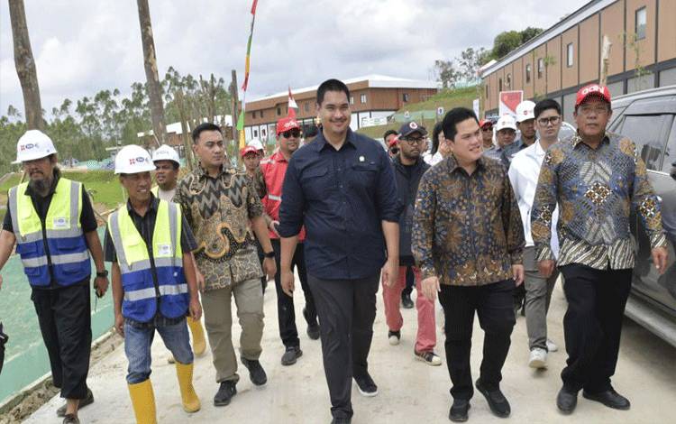 Menteri Pemuda dan Olahraga Dito Ariotedjo (ketiga kanan) bersama Ketua Umum PSSI Erick Thohir (kedua kanan) meninjau fasilitas pusat pelatihan sepak bola nasional di Ibu Kota Nusantara (IKN), Penakam Paser, Utara, Kalimantan Timur, Senin (12/8/2024). (ANTARA/HO-Humas Kemenpora RI/Bagus)