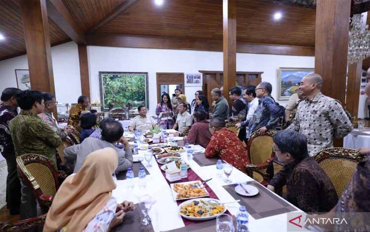 Presiden RI Prabowo Subianto berdiskusi santai dengan puluhan pimpinan redaksi media massa, termasuk Direktur Pemberitaan LKBN Antara Irfan Junaedi di kediamannya di Padepokan Garuda Yaksa, Hambalang, Bogor, Jawa Barat, Sabtu (22/2/2025). ANTARA/HO-Tim Media Presiden Prabowo