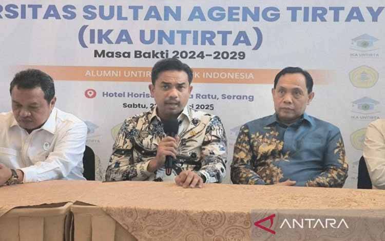 Menteri Usaha Mikro, Kecil, dan Menengah (UMKM) Maman Abdurrahman (tengah) di acara Pelantikan IKA UNTIRTA di Serang, Sabtu (22/2/2025). (ANTARA/Devi Nindy)