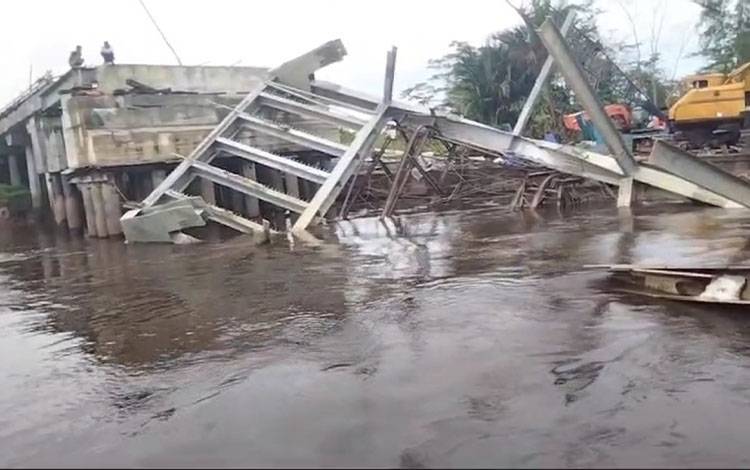 Masih Dalam Tahap Pengerjaan, Jembatan di Terusan Kapuas Ambruk