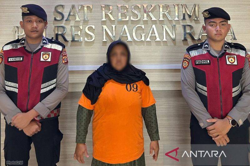 Polisi memperlihatkan tersangka NJ, tersangka pelaku pencurian dengan kekerasan saat diamankan di Mapolres Nagan Raya, Kompleks Perkantoran Suka Makmue, Minggu (23/2/2025). (ANTARA/HO)