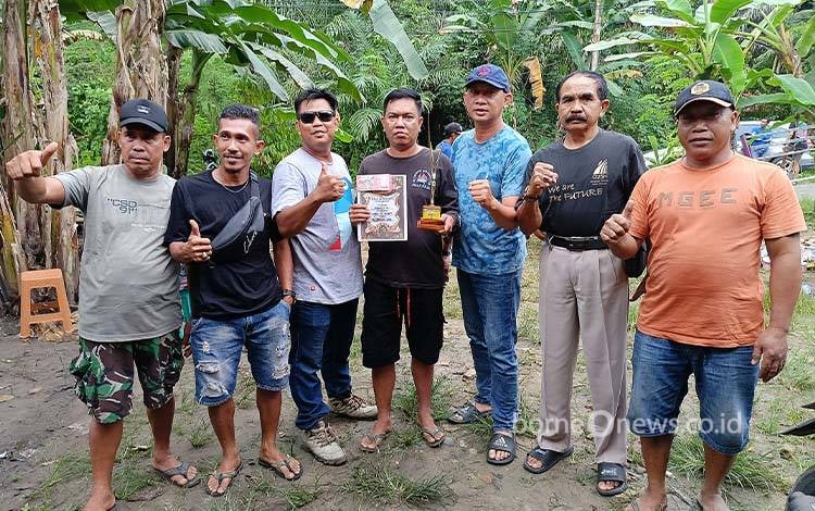 Salah satu pemenang lomba burung berkicau berfoto dengan Ketua Sadewa BC, Mulyono, dan panitia lomba. (FOTO: AGUSTINUS BOLE MALO)