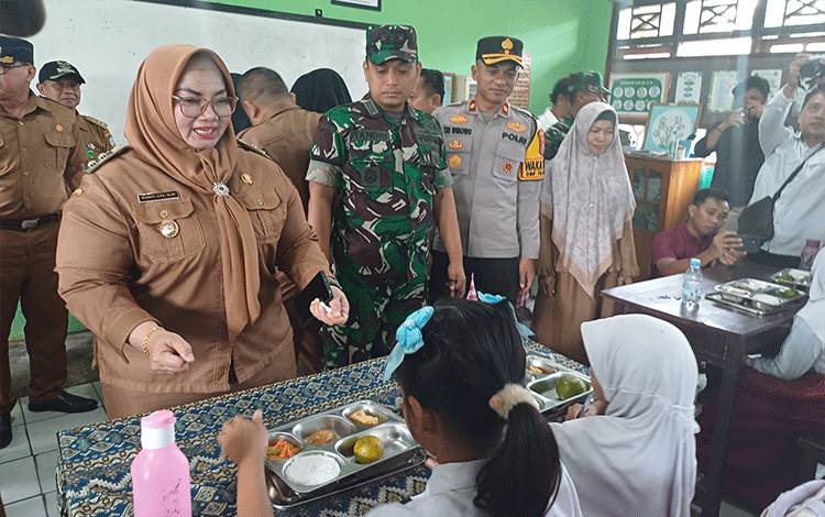 Program Makan Bergizi Gratis Perdana Digelar di Kotim