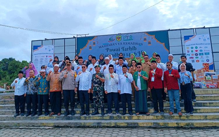 Foto bersama Sekda Gunung Mas Richard, Ketua Panitia Ahmady dan lainnya usai acara pembukaan Tarhib Ramadan, Senin, 24 Februari 2025. (FOTO: RISKA YULYANA)