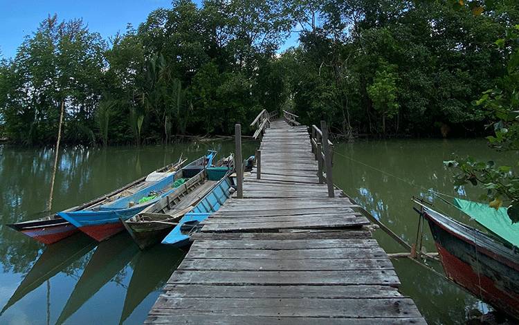 Jembatan ke Pantai Sandurian Rusak, Warga Sungai Perlu Minta Perbaikan