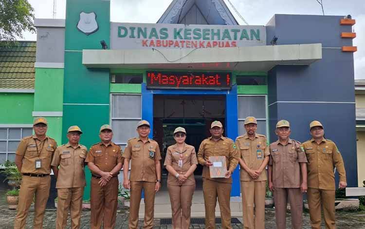 Kepala Dinkes Kapuas Serahkan SK Plt Direktur RS Pratama Pujon