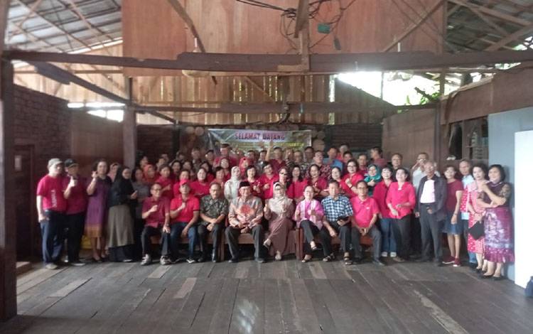 Pensiunan Pegawai Dinas Perkebunan Kalteng Gelar Reuni