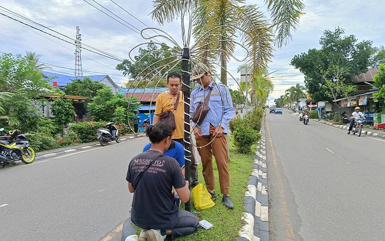 Dinas PUPR Perkim Pasang Lampu Hias di Tamiang Layang dan Ampah untuk Semarakkan Ramadan