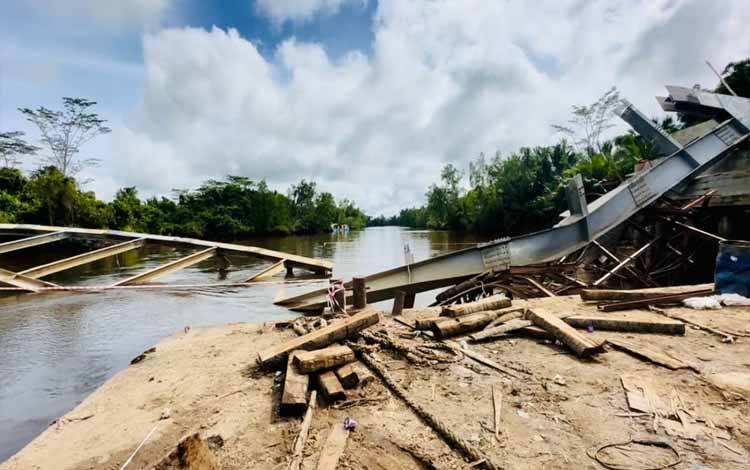Evakuasi Rangka Jembatan Terusan yang Ambruk Ditargetkan Selesai 10 Hari