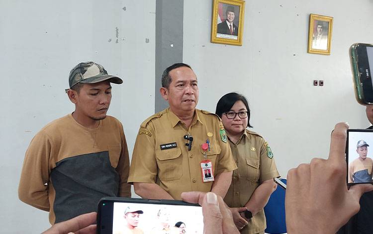 Kepala Dinas PUPR PKPP Kapuas, Yan Hendri Ale (tengah).