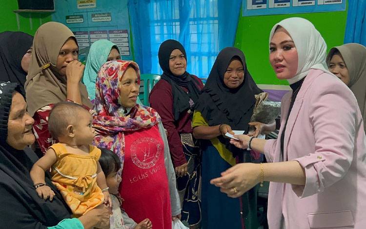 Bidan Sean Soroti Fasilitas Kesehatan saat Kunjungan Daerah Pemilihan di Desa Basarang