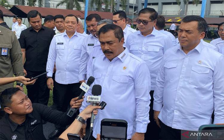 Menteri Imigrasi dan Pemasyarakatan Agus Andrianto menjawab pertanyaan wartawan di Rutan Kelas I Cipinang, Jakarta, Selasa (25/2/2025). ANTARA/Fath Putra Mulya.