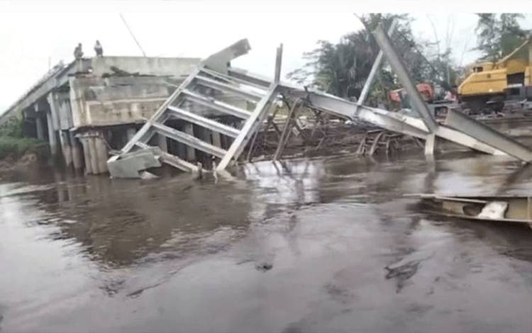 Pemkab Kapuas Jelaskan Penyebab Ambruknya Jembatan Muara Terusan