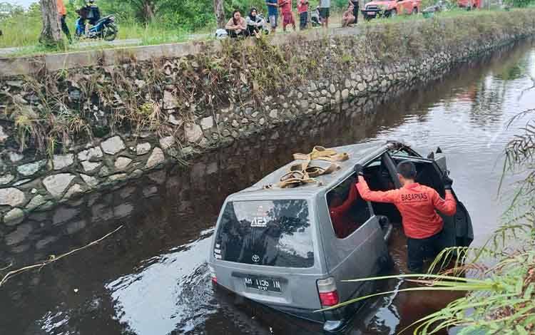 Mobil Kijang Tabrak Ayla Setelah Hindari Kucing di Palangka Raya