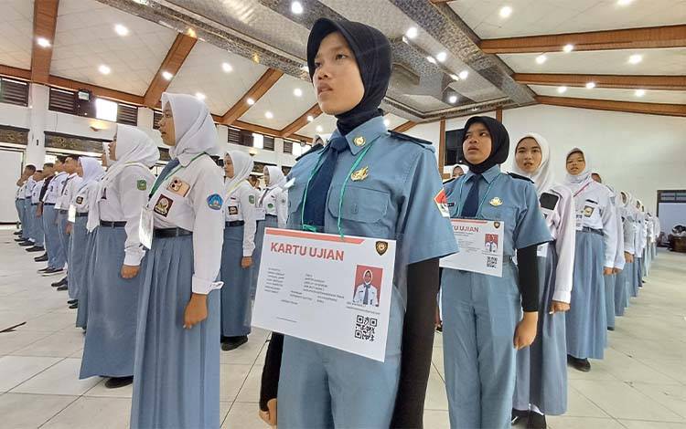 Pelajar mengikuti seleksi Paskibraka Kotawaringin Timur di Gedung Serba Guna Sampit, Rabu, 26 Februari 2025. (FOTO: DEWIP)