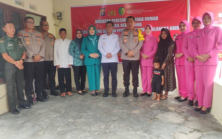 Kapolda Kalteng Resmikan Dua Hunian Hasil Bedah Rumah di Palangka Raya