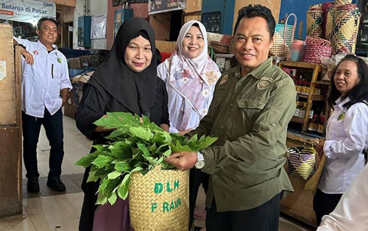 DLH Palangka Raya Sosialisasikan Pengurangan Kantong Plastik Lewat Gerakan Batik