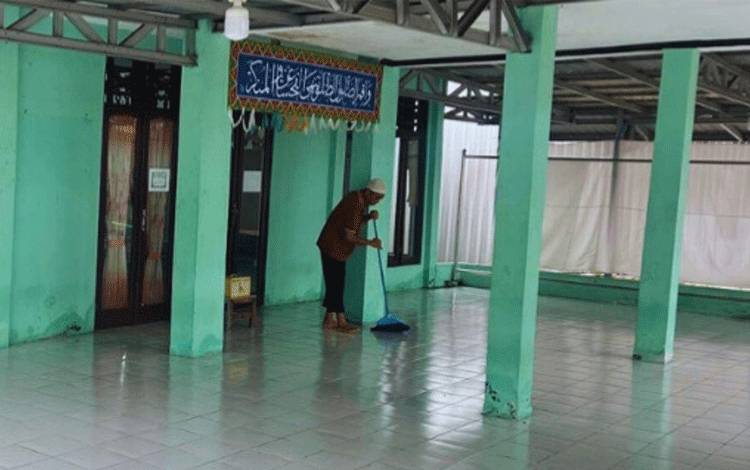 WBP Kerja Bakti Bersihkan Masjid At Taubah Rutan Kapuas