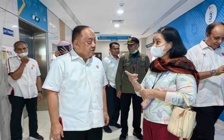 Ketua Umum KONI Pusat Marciano Norman (kiri) berbincang dengan isteri legenda tinju Indonesia Ellyas Pical, Rina Siahaya Pical (kanan), saat menjenguk Ellyas Pical yang dirawat di Rumah Sakit Harapan Kita Jakarta, Rabu (26/2/2025). (ANTARA/HO-Humas KONI Pusat)