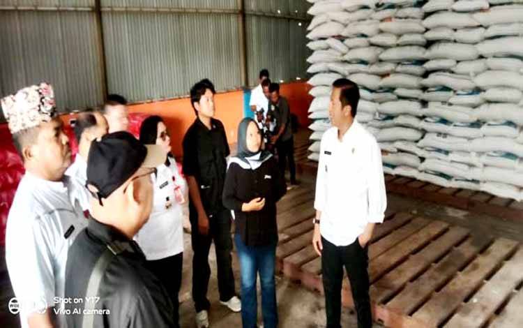Pj Bupati Barito Utara Cek Ketersediaan Beras dan Sembako di Gudang Bulog