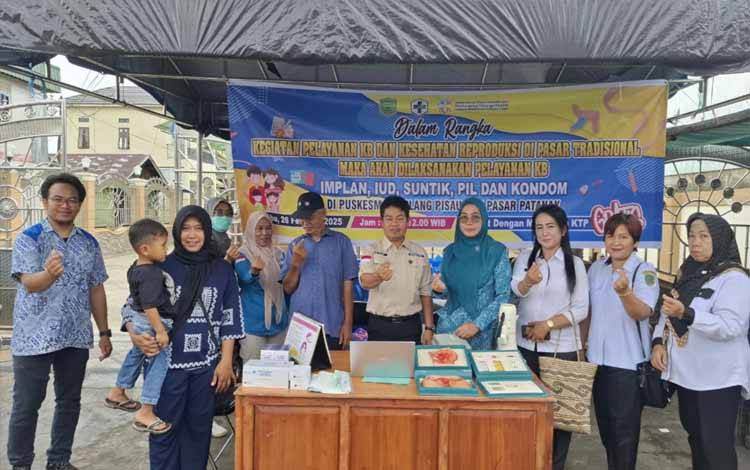 DP3A2KB Pulang Pisau Adakan Pelayanan KB Serentak di Pasar Patanak