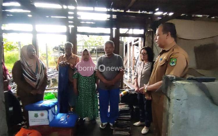 BPBD Kapuas Salurkan Bantuan untuk Warga Terdampak Kebakaran Rumah di Tamban Lupak