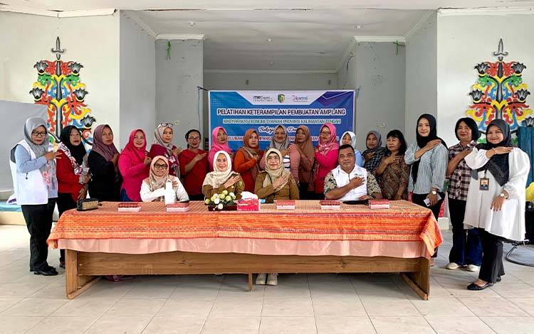 MES Kalteng Berdayakan Perempuan Kalampangan Lewat Pelatihan Pembuatan Amplang dan Stik Ikan