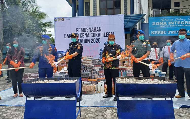 Bea Cukai Sampit Musnahkan Rokok dan Miras Ilegal Senilai Rp997,8 Juta