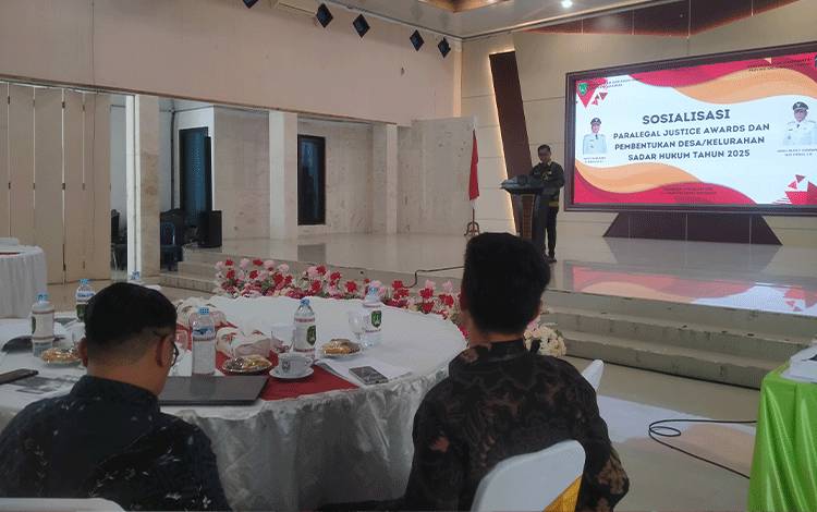 Pelaksanaan sosialisasi Paralegal Justice Award (PJA) dan pembentukan desa kelurahan sadar hukum di aula kantor bupati Sukamara pada Kamis, 27 Februari 2025. (FOTO:NORHASANAH)