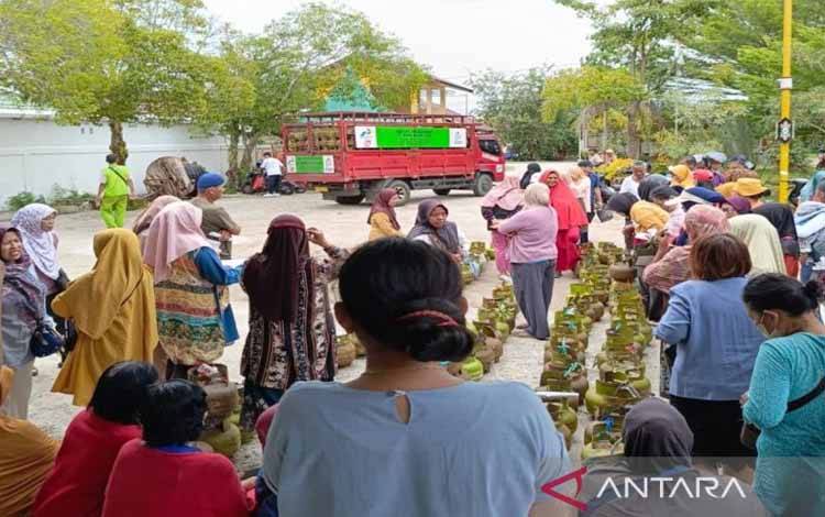 Operasi pasar elpiji 3 kg yang dilaksanakan di Kelurahan Bukit Tunggal berjalan lancar dan aman, Kamis (27/2/2025). ANTARA/Adi Wibowo