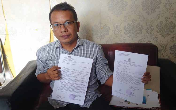 Kuasa Hukum Irwan S Parlin B Hutabarat saat menunjukan surat laporannya (Foto : PATHUR)