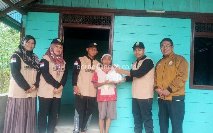 Karang Taruna Gunung Mas Bagikan Paket Sembako kepada Puluhan Warga