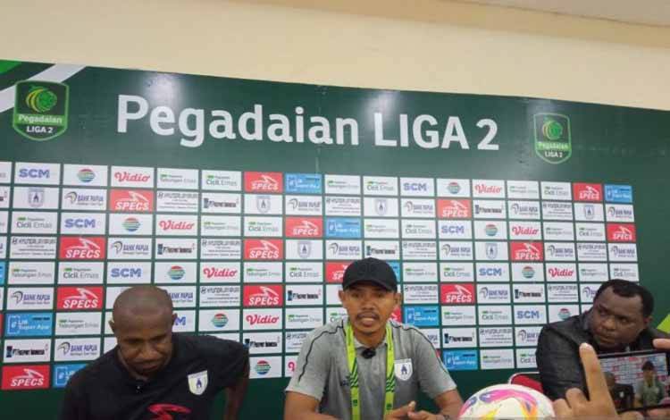 Pelatih Kepala Persipura Jayapura Richardo Salampessy (tengah), Kapten Persipura Jayapura Boas Salosa (kiri), Media Official Efert Joumilena (kanan) saat melakukan jumpa pers bersama awak media, usai Kompetisi PSSI Pegadaian Liga 2 di Stadion Mandala Jayapura, Papua. (ANTARA/Agustina Estevani Janggo)