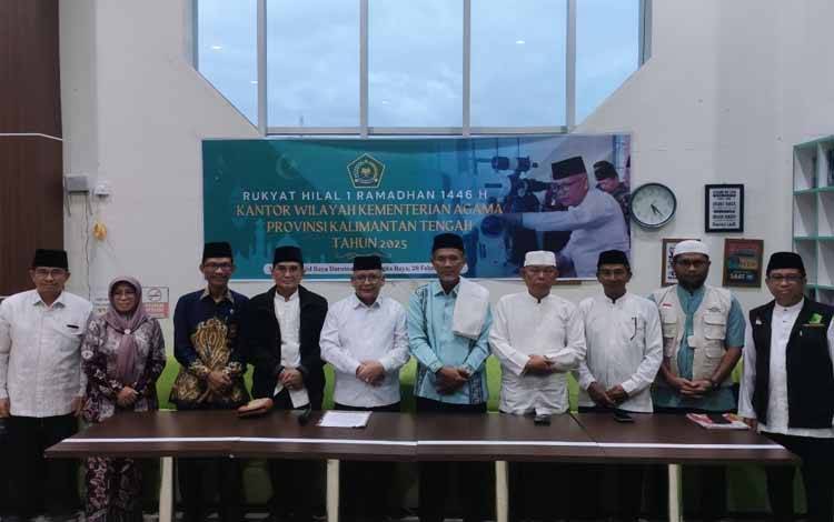 Tim Kemenag Kalteng, menyampaikan hasil pemantauan hilal bersama MUI Kalteng Muhammadiyah, LDII dan ormas lainnya di menara Masjid Raya Darussalam, Jumat, 28 Februari 2025. (FOTO: HERMAWAN)