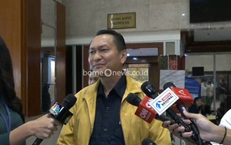 Ketua Komisi XII DPR RI Bambang Patijaya di Kompleks Parlemen, Senayan, Jakarta, Jumat (27/2/2025). (ANTARA/Melalusa Susthira K.)
