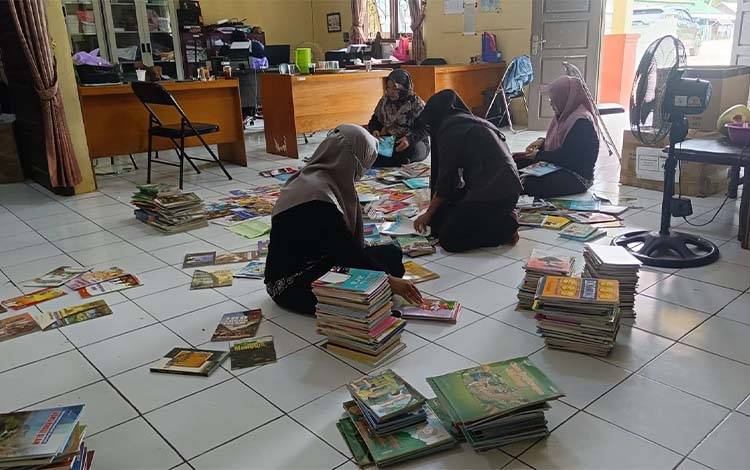 Dispursip Seruyan Bina Perpustakaan Desa Bahaur