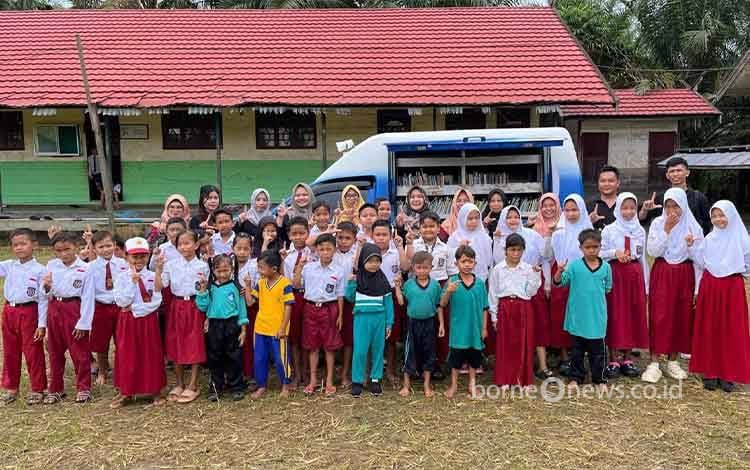 Perpustakaan Keliling Seruyan Disambut Antusias Siswa di Desa Bahaur