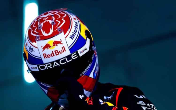 Arsip foto - Pembalap Red Bull Racing Max Verstappen berpose dengan helm barunya bertajuk "Kembali ke Awal" yang didesain oleh Joe Verstappen, Kamis (13/02/2025). (Instagram/Max Verstappen)